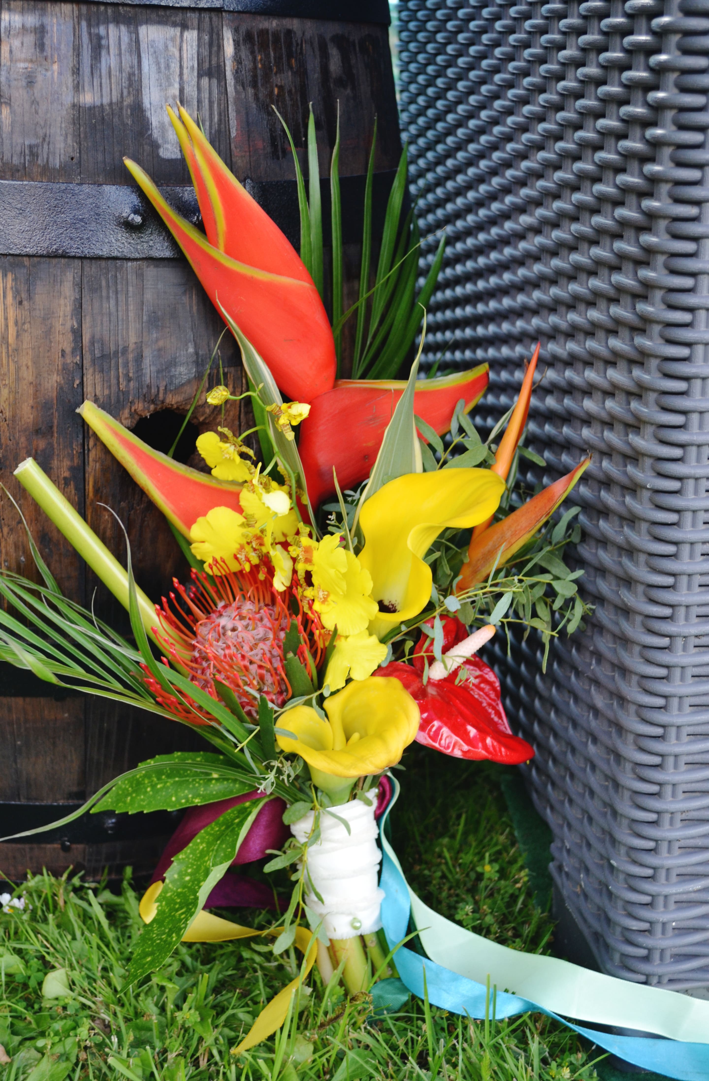 peigne fleuri et boutonnière exotique