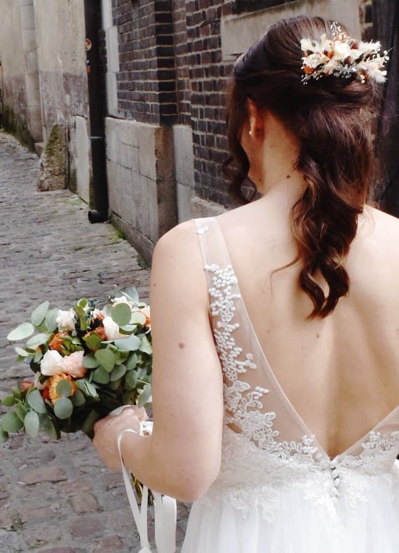 mariée avec bouquet et peigne fleuri